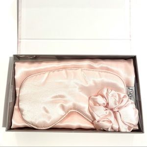 StudioDry ~ Beauty Sleep Set

1 standard pillowcase
1 sleep mask
1 hair scrunchy